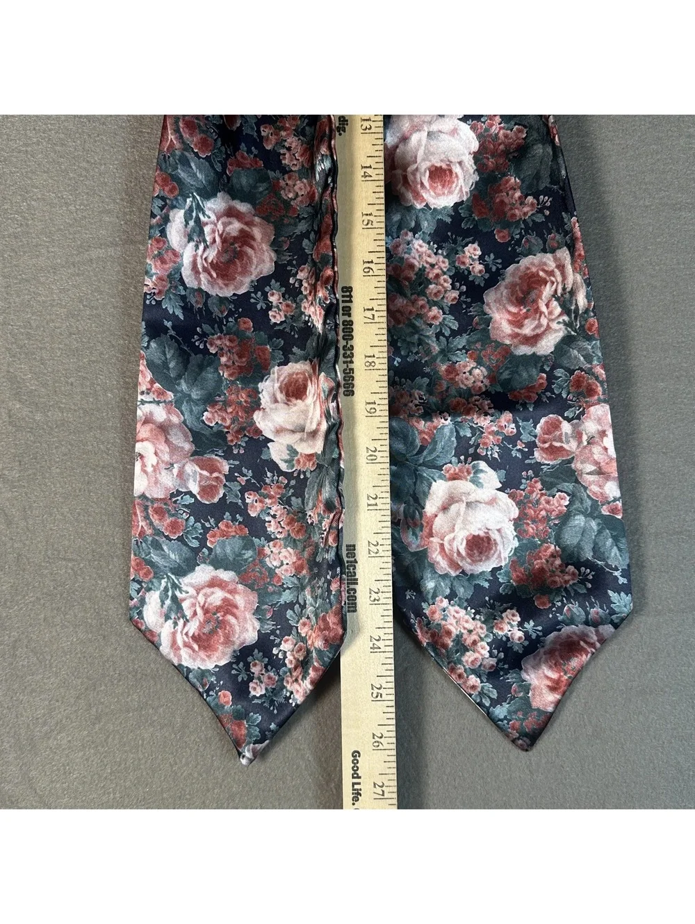 Vintage Floral Pattern Cravat/Ascot Scarf